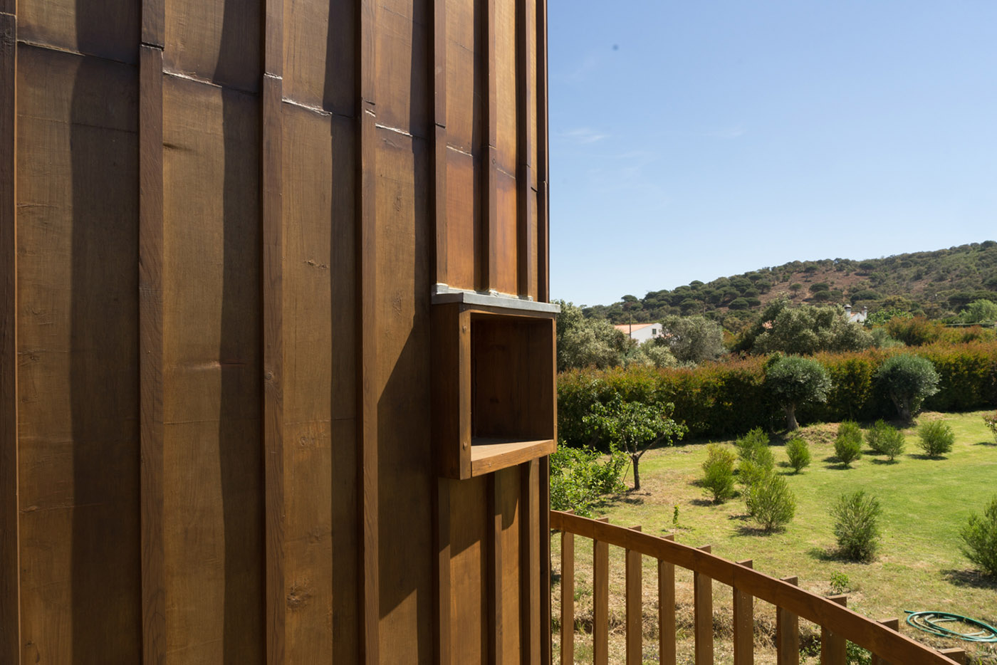 Wooden house in the treetops. Emphasis on smell, touch and comfort in the interior