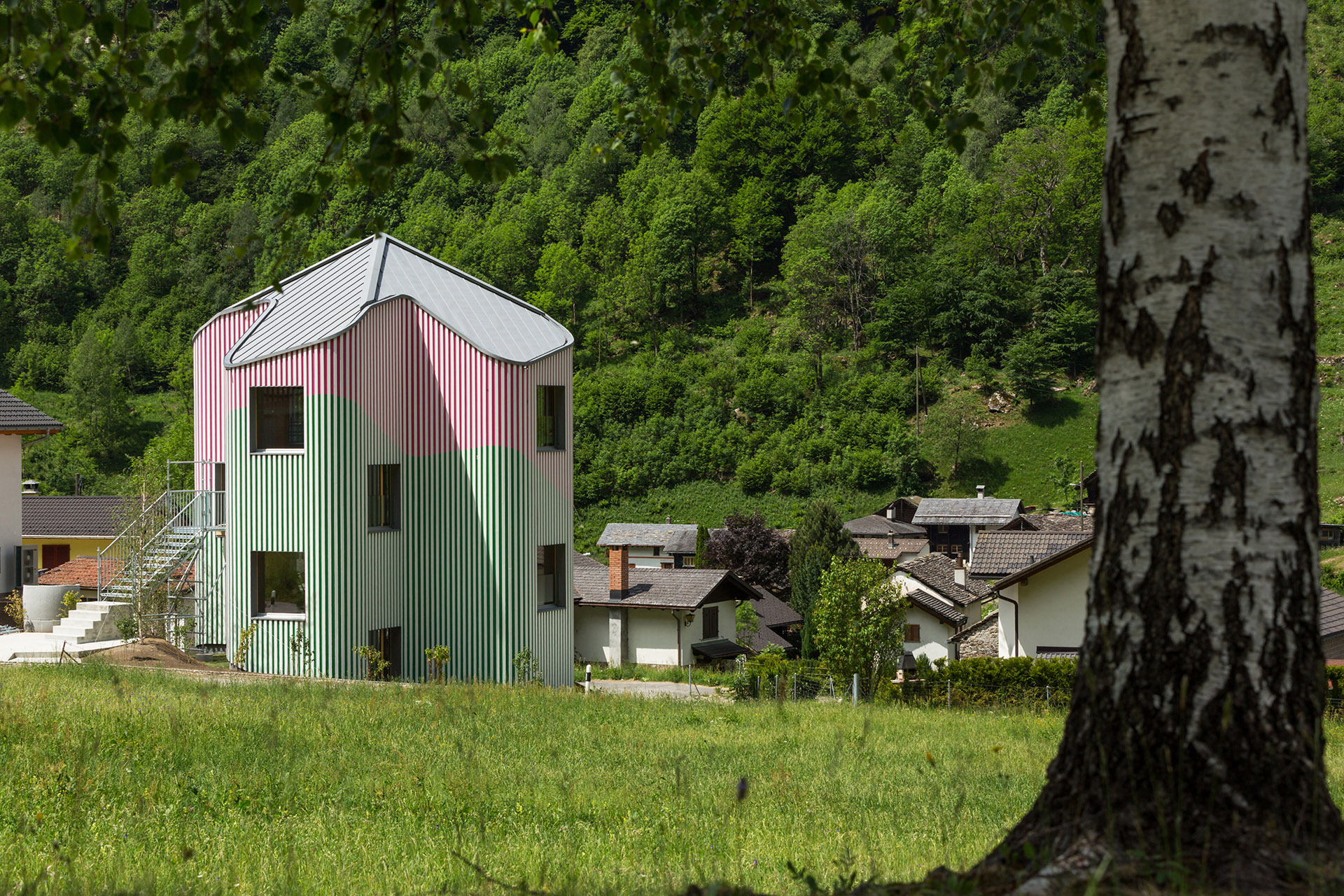 Dwelling designed as a living sculpture. A work on the borderline between art and architecture