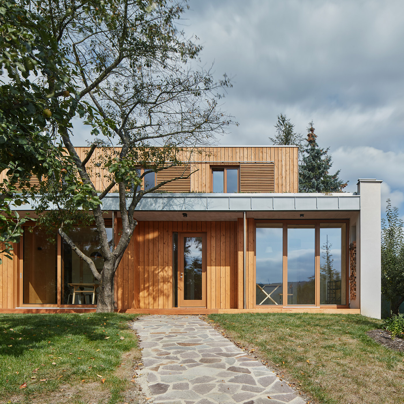 New home in the trees of an old garden. Panorama and natural resources exploited to the fullest