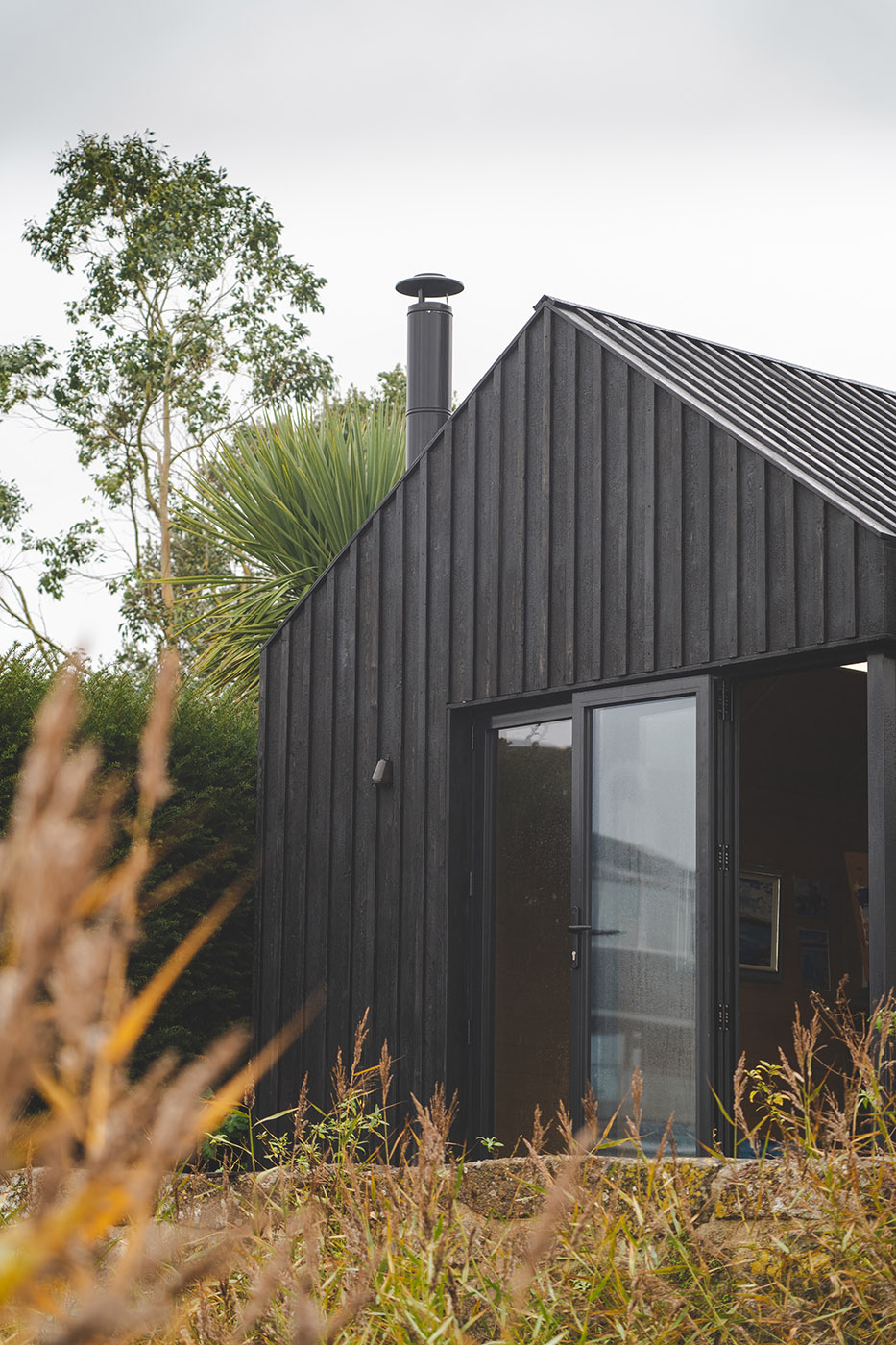 Monolithic shape for a wooden cabin. Searching for elegance in simplicity