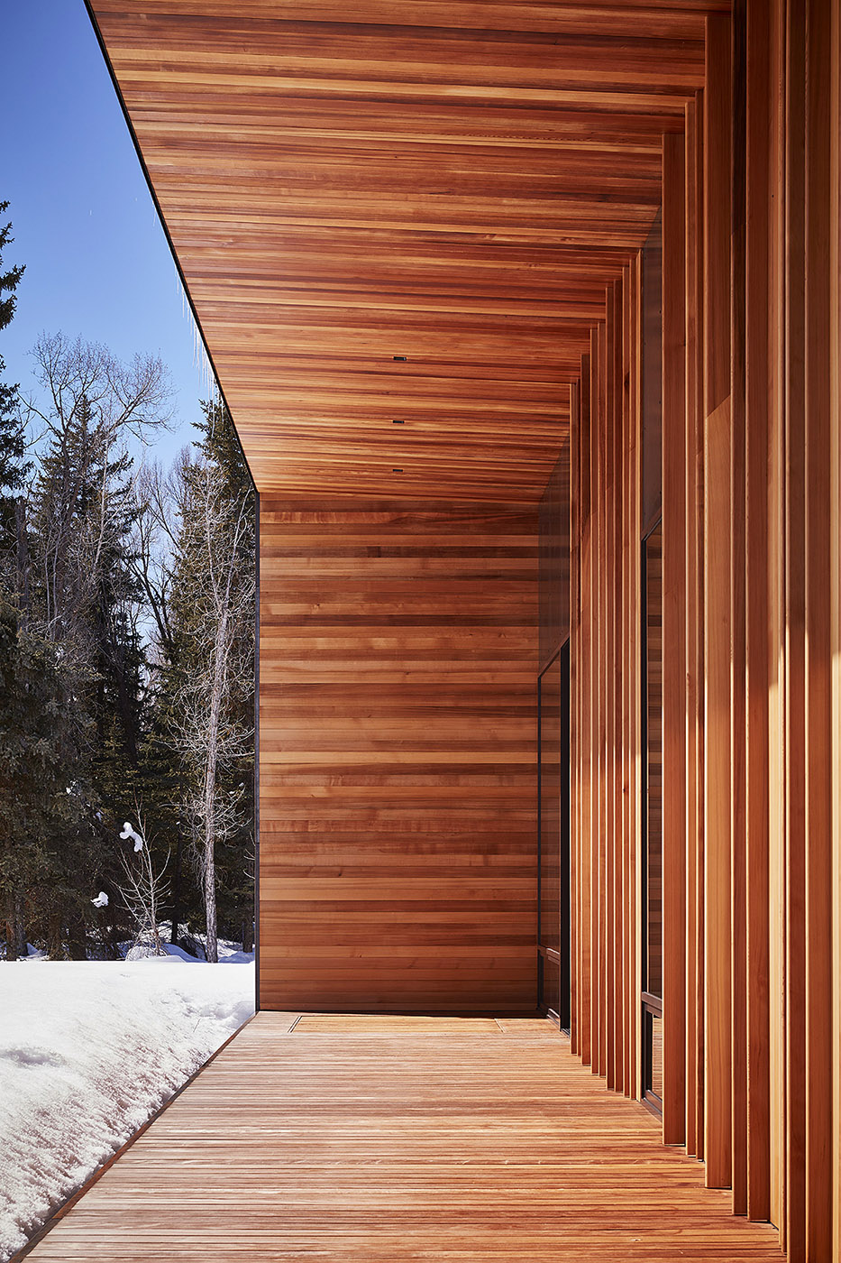 L'architecture comme une œuvre d'art moderne. Simplicité de conception et de matériaux sur un site spectaculaire