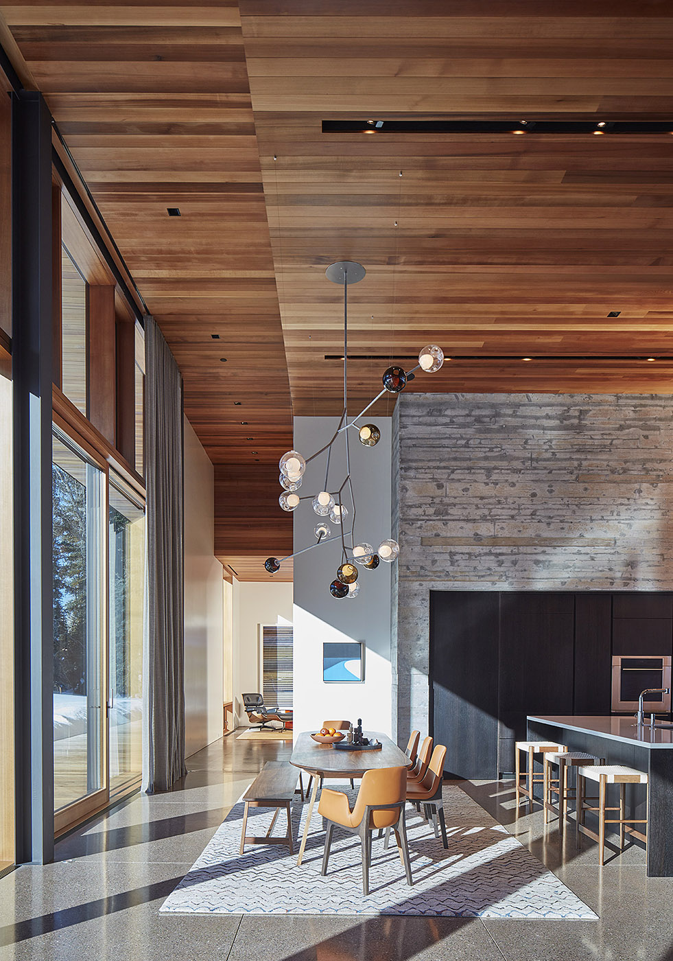 L'architecture comme une œuvre d'art moderne. Simplicité de conception et de matériaux sur un site spectaculaire