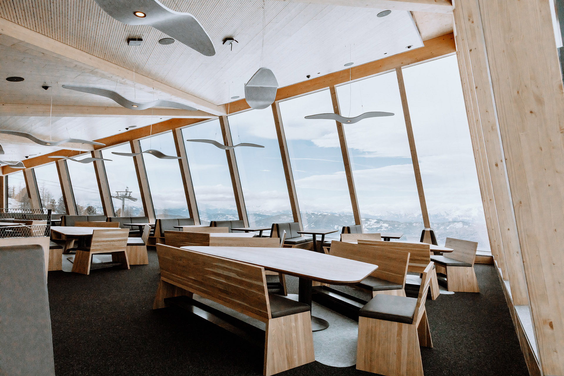 Restaurante situado en lo alto de los Alpes austriacos. Impresionantes paisajes y vistas panorámicas de 360 grados