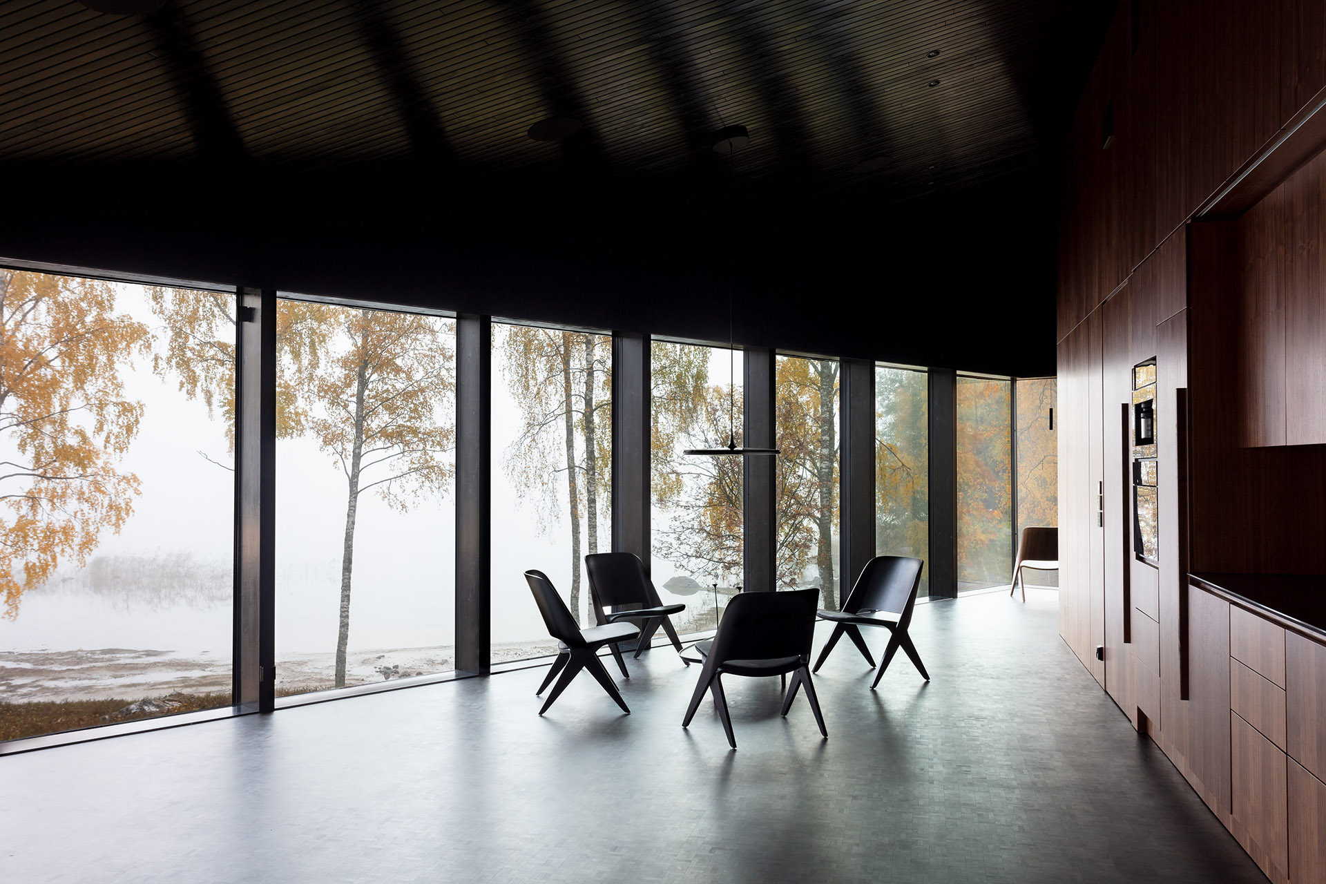 Pine and birch forests and views of the lake: the views create harmony in the Square House