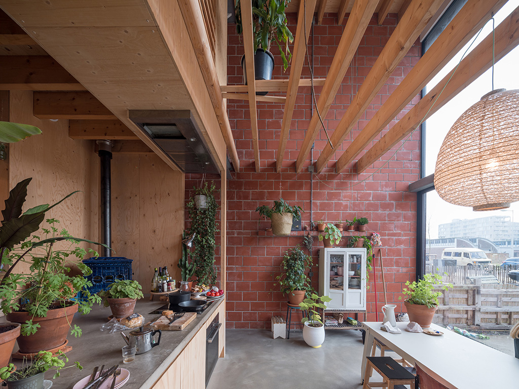 Sheet metal skin envelops a wooden heart. House with a warm and intimate interior