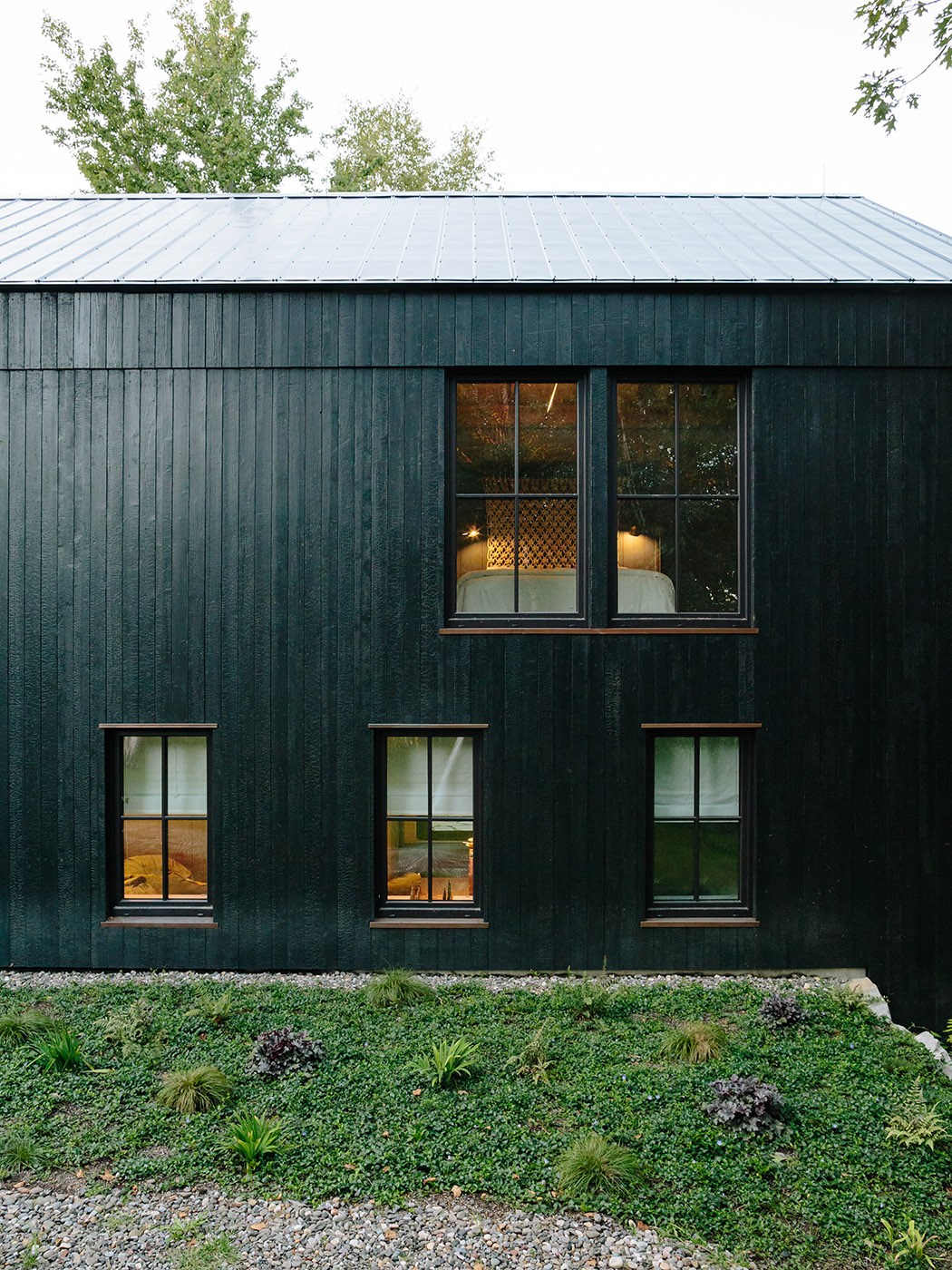 Wooden complex on the outskirts of New York. Chalet-inspired forms