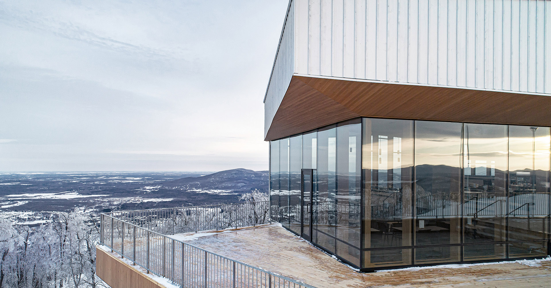 Bromont Summit Chalet: a 360° experience on a scenic Canadian peak