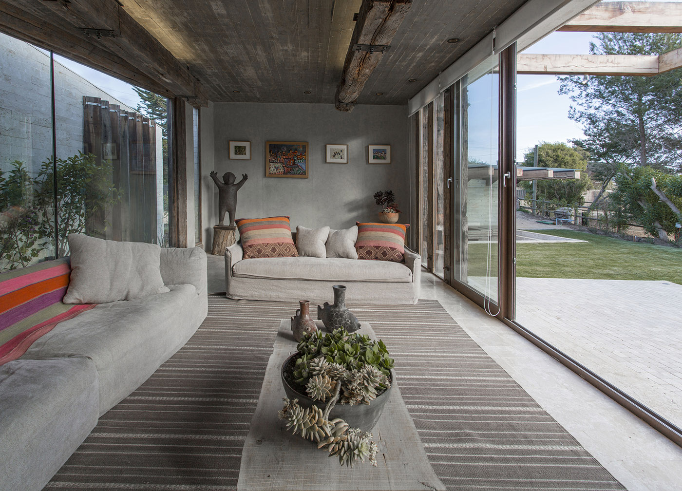 Machagua, a country house with overlapping structures overlooking the sea