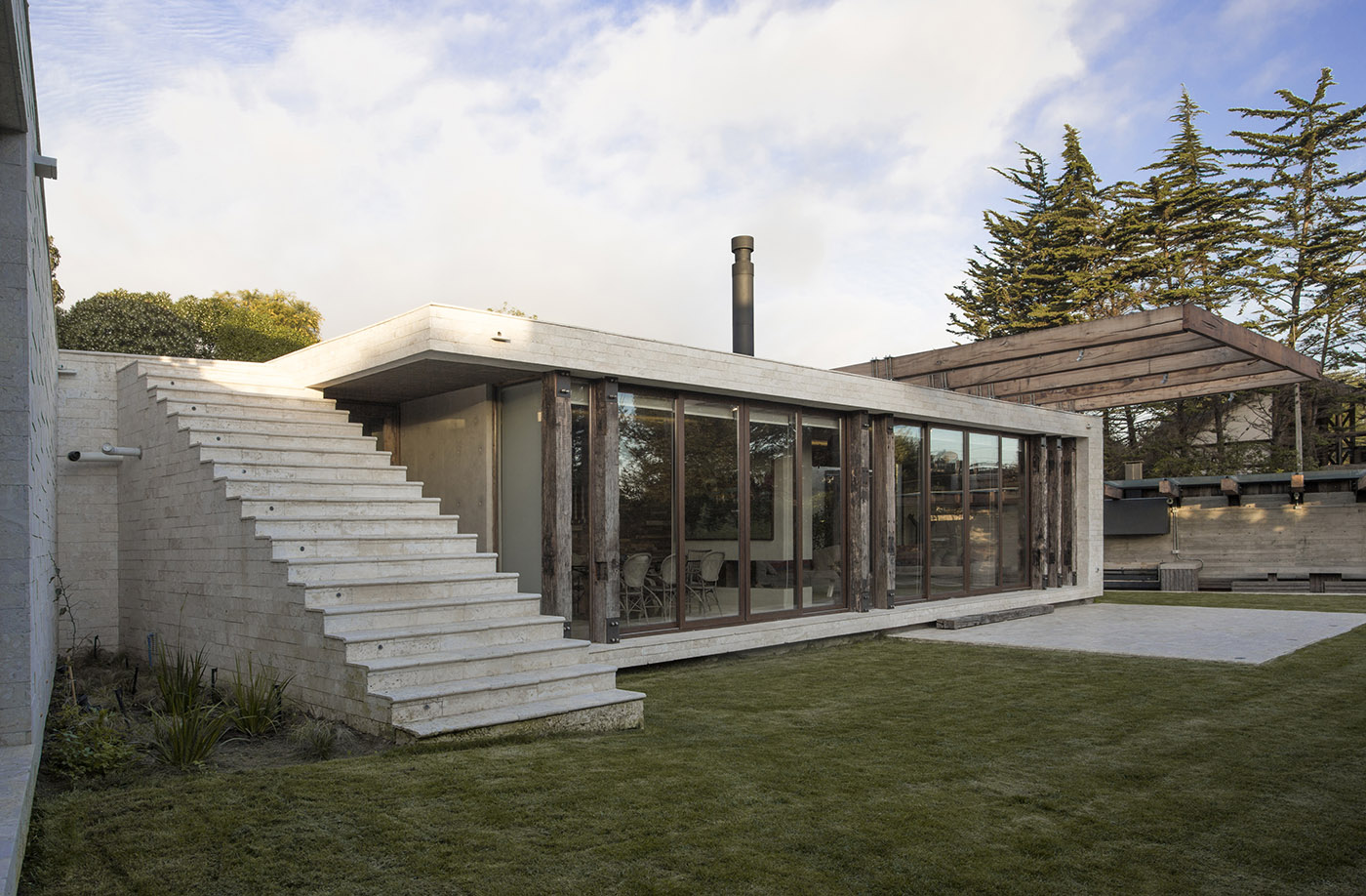 Machagua, a country house with overlapping structures overlooking the sea