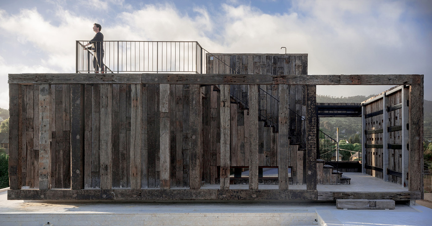 Machagua, a country house with overlapping structures overlooking the sea