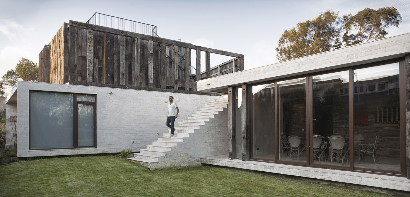 Machagua, a country house with overlapping structures overlooking the sea