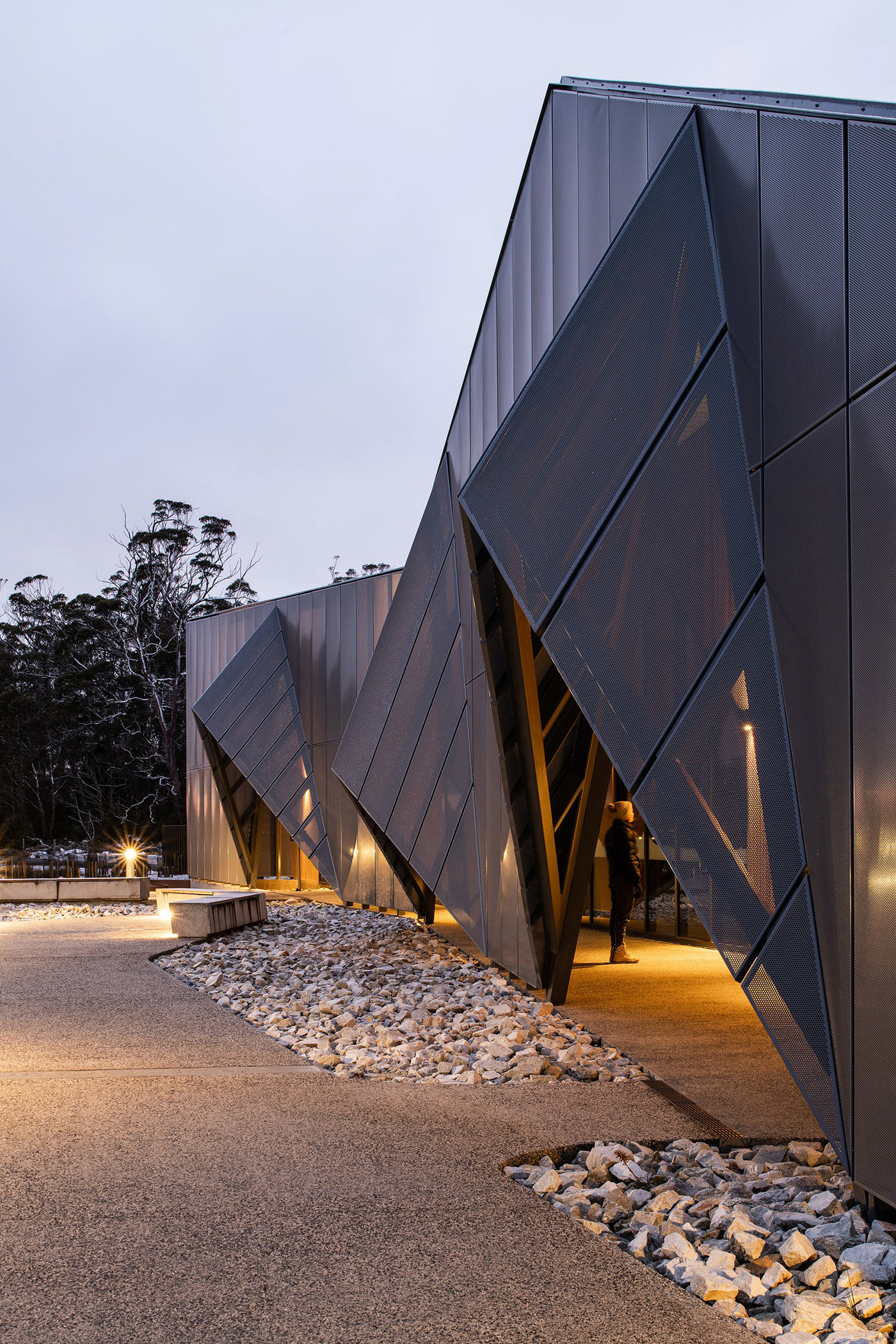 Cradle Mountain Visitor Centre, inspired by the protective Tasmanian eucalyptus tree crown, brings the world-class park of global naturalistic significance to prominence