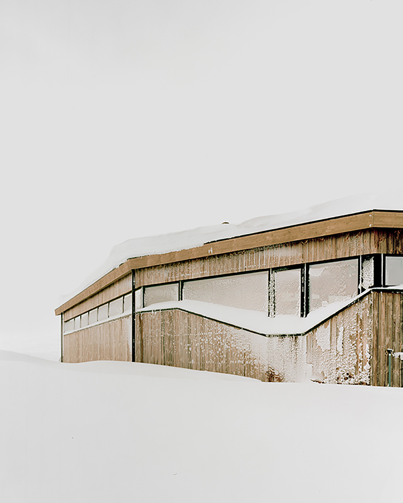 Gudbrandslie Cabin, a spruce chalet inspired its shape by the landscape