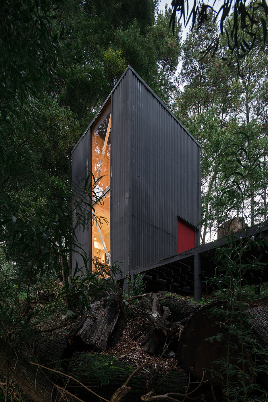 Between the radical geometry and formal natural design: Refuge 3x3