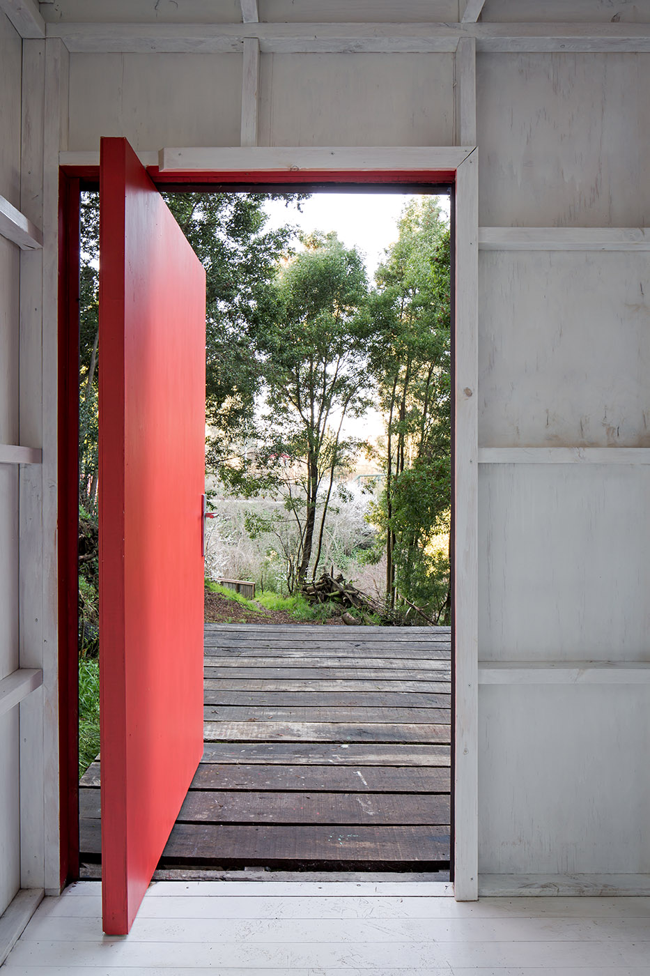 Between the radical geometry and formal natural design: Refuge 3x3