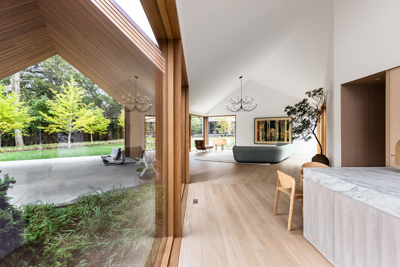 Rigid geometry and wavy lines fused in the architecture of Six Square House
