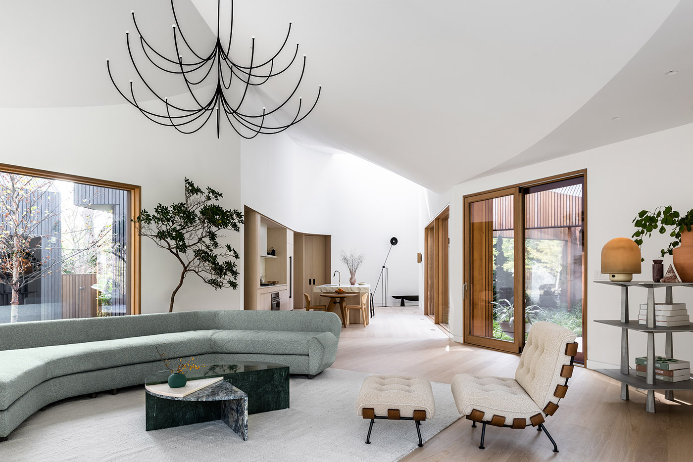 Rigid geometry and wavy lines fused in the architecture of Six Square House