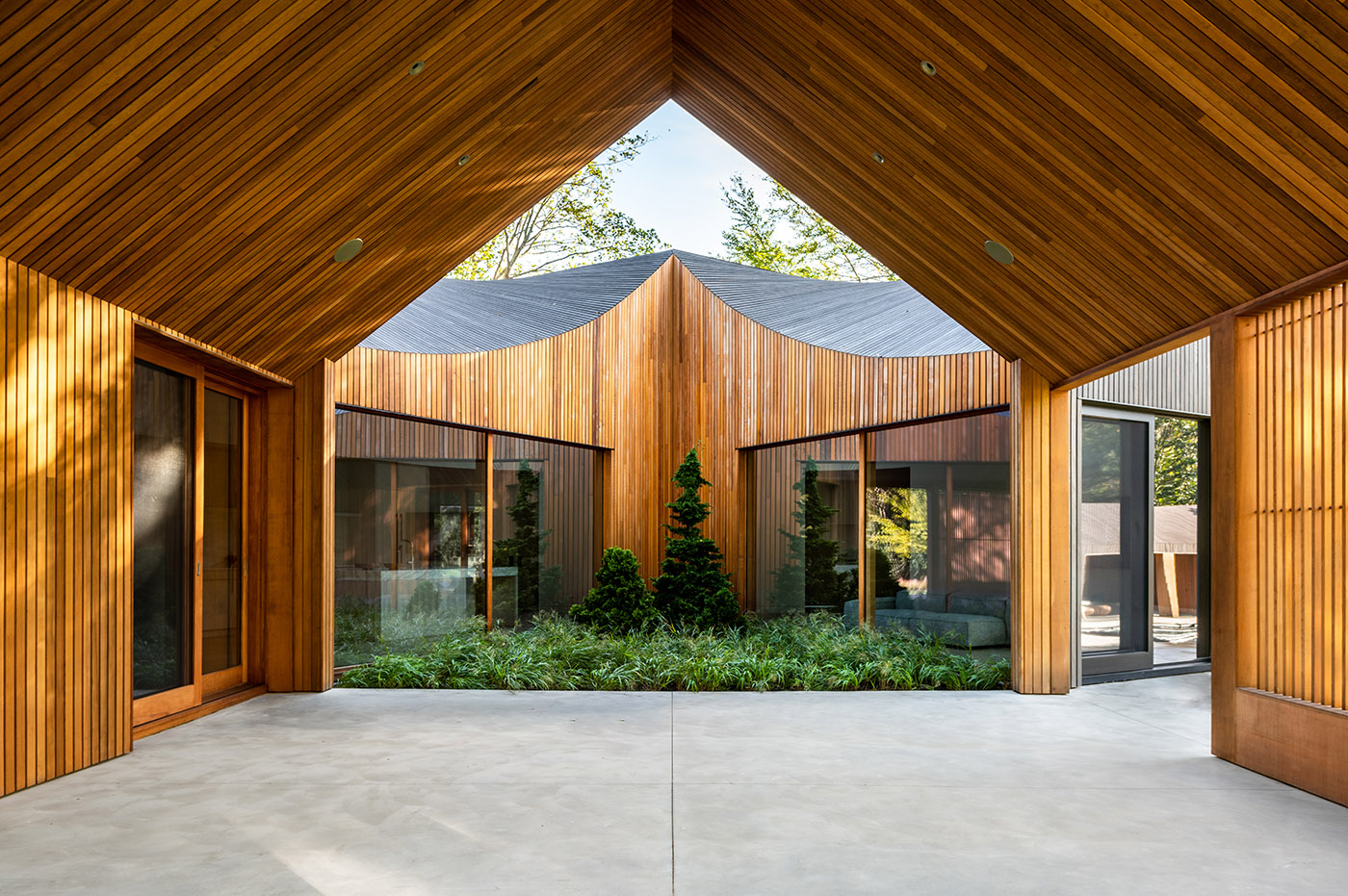 Rigid geometry and wavy lines fused in the architecture of Six Square House
