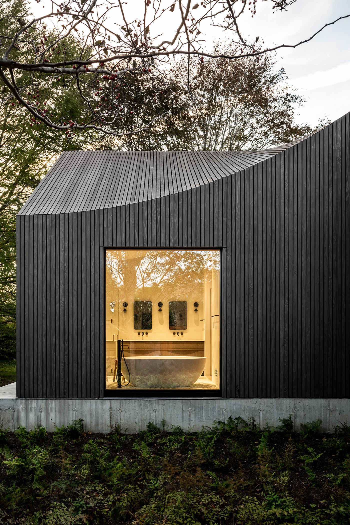 Rigid geometry and wavy lines fused in the architecture of Six Square House