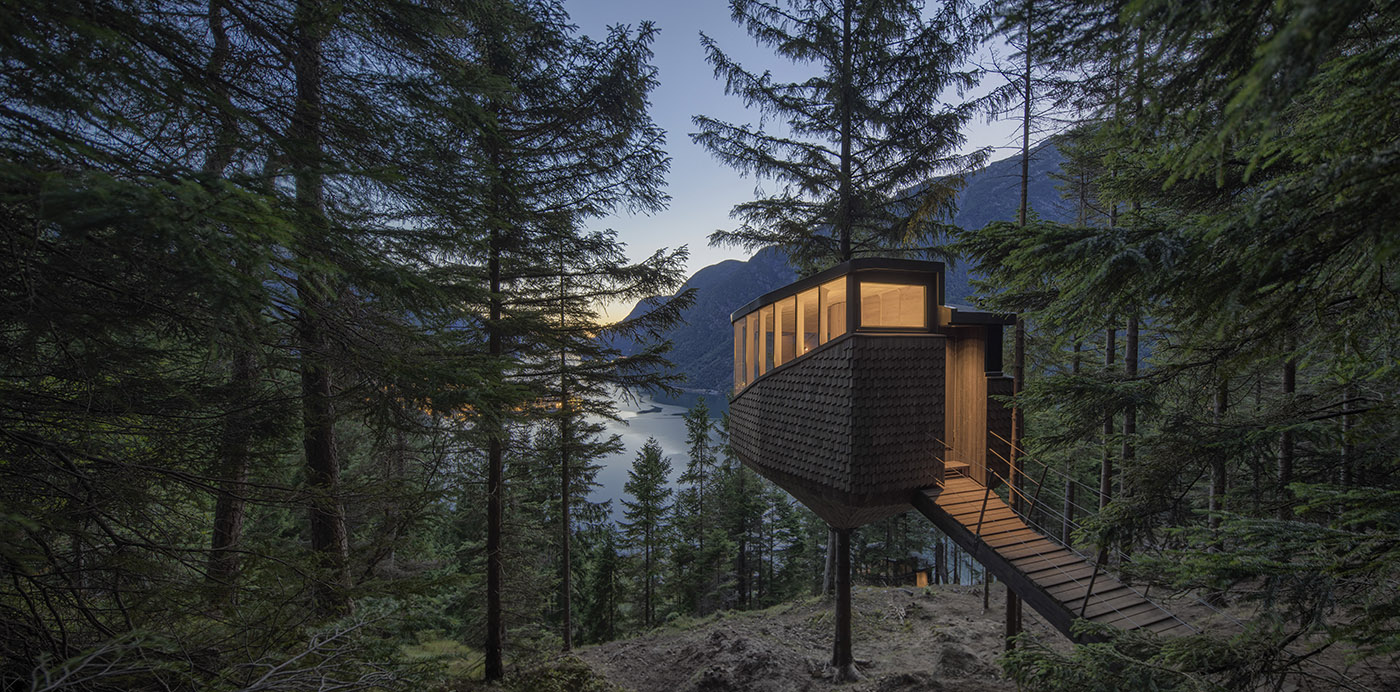 Dos casas del árbol de Woodnest, en las empinadas colinas boscosas que rodean el fiordo Hardangerfjord