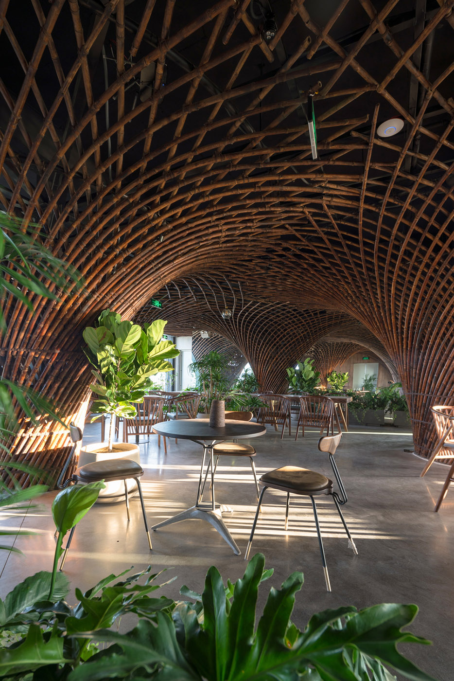 Restaurante de bambú ícono arquitectónico en Vietnam: Nocenco cafe