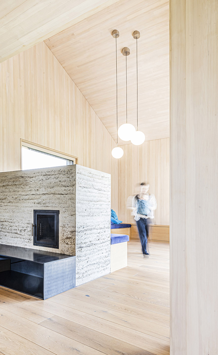 Casa 1+1+1=1. Giochi di altezze, luce e legno disegnano lo spazio
