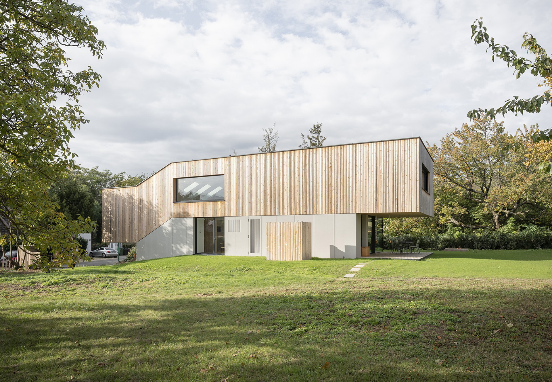 S-House made of wood and concrete for a contemporary and sustainable living space