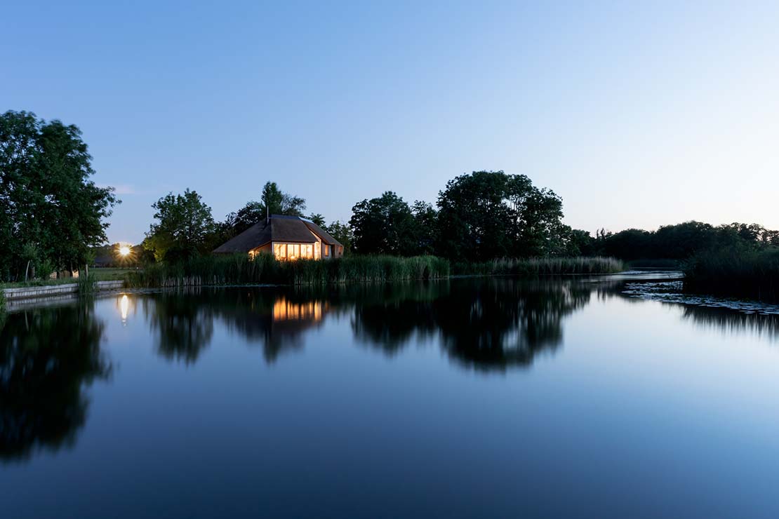 Dike House Holandesa. Una sorprendente grieta de vidrio transforma la estructura tradicional