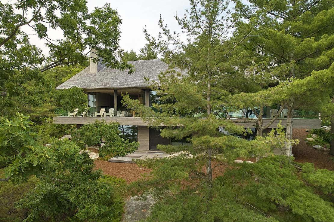 Muskoka Cottage. Habitation familiale multi-générationnelle à la nature organique interconnectée au paysage