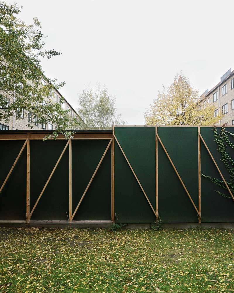 Padiglione in legno tra gli alberi