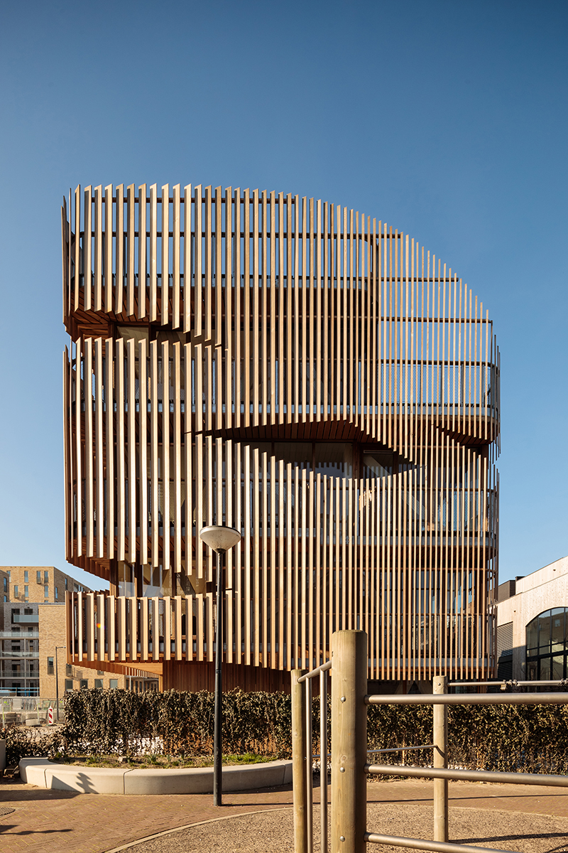 diseño-edificio-residencia-complejo-listones-madera-organicismo-innovación-construcción-naturaleza-sol-movimiento