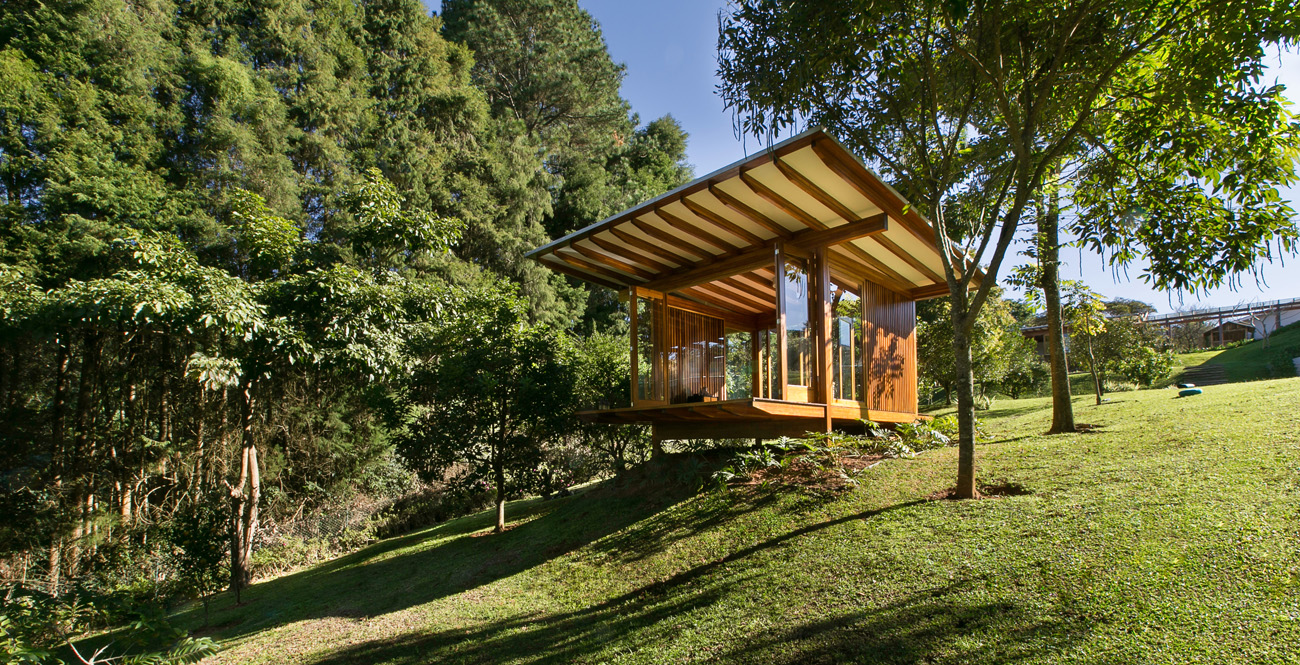 pabellón-meditación-césped-naturaleza-árboles-panorama-lago-terreno-pendiente-volumen-vista-ventilación-prefabricado-integración