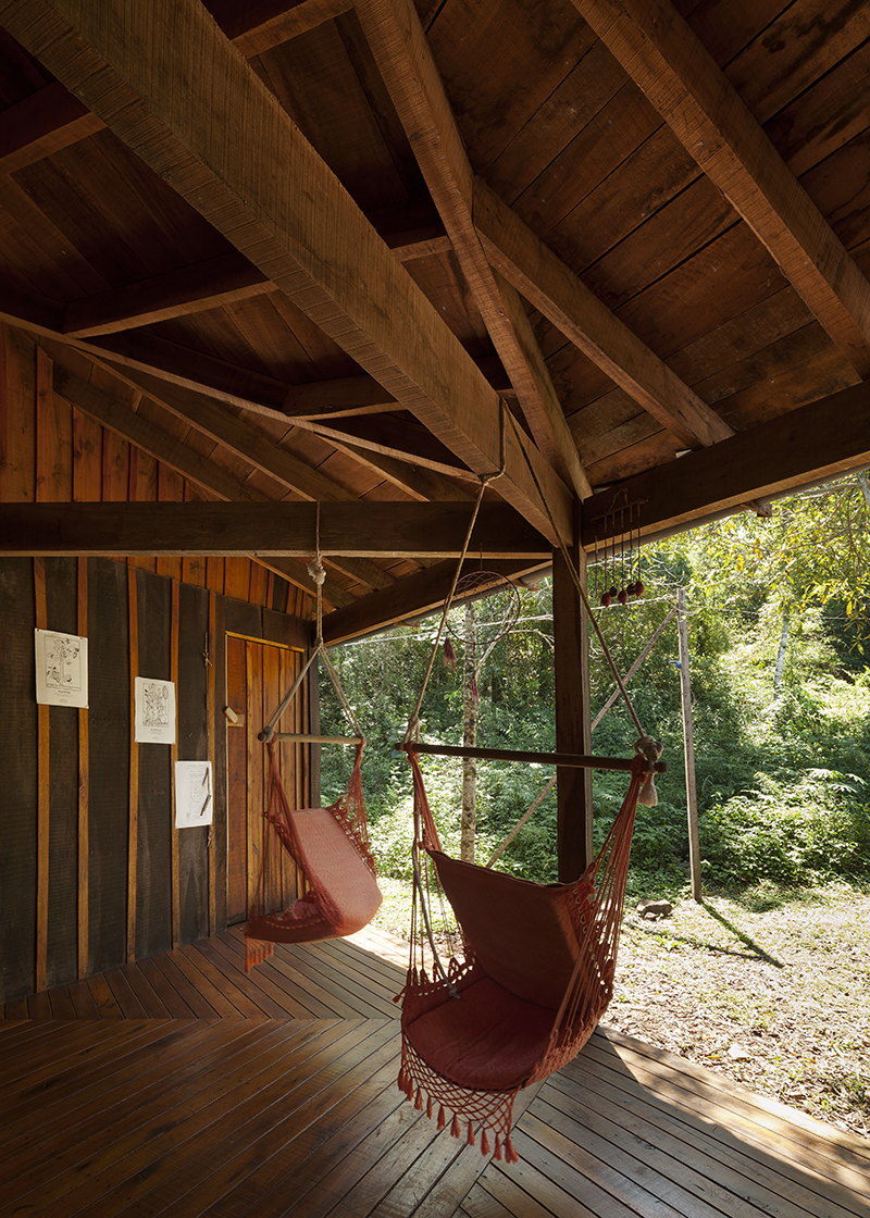 Albergue de madera en el verde