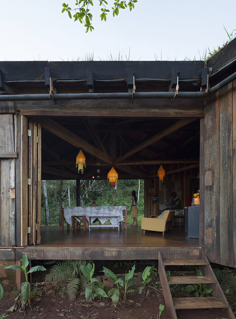 Albergue de madera en el verde