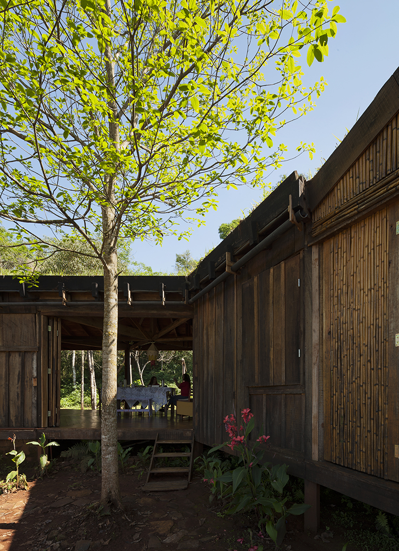 Albergue de madera en el verde