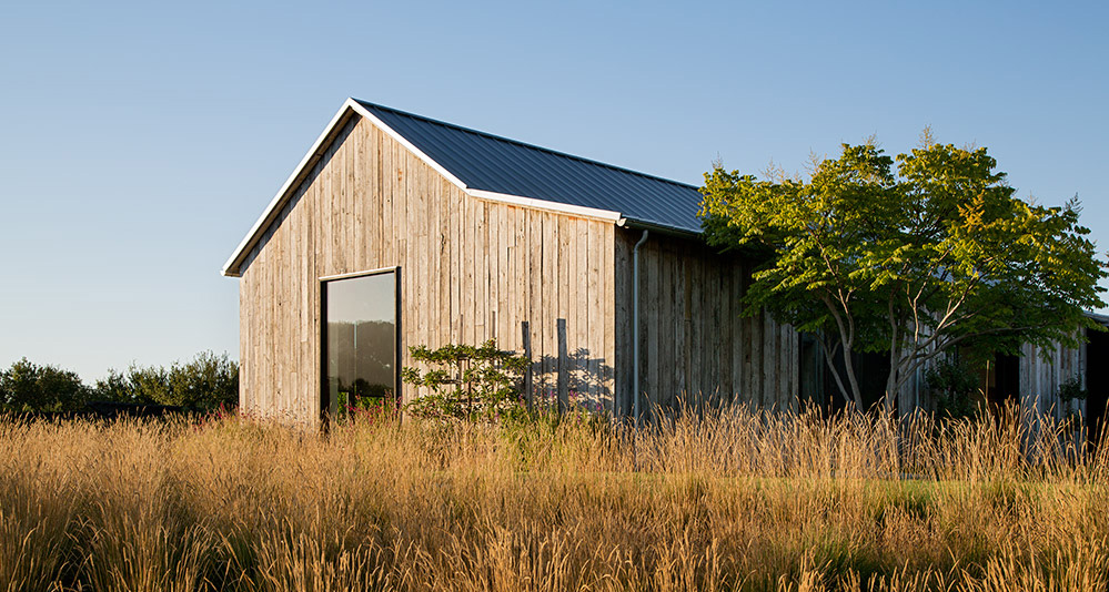 Cabina in legno tra la natura