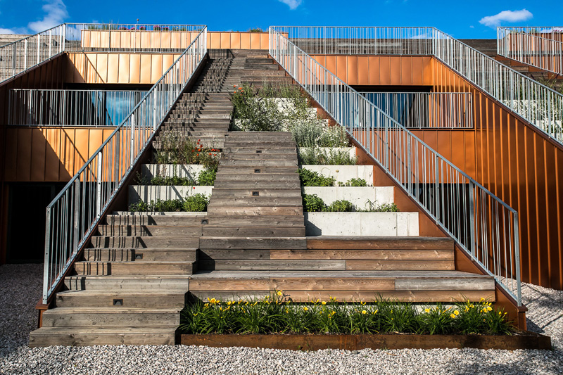Rivestimento in legno di una scuola