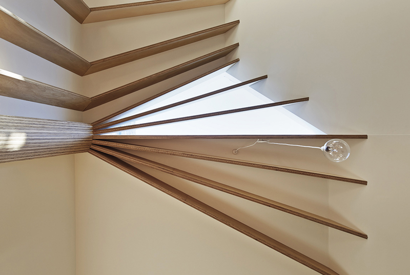 Interni in legno e bianco con vetrata
