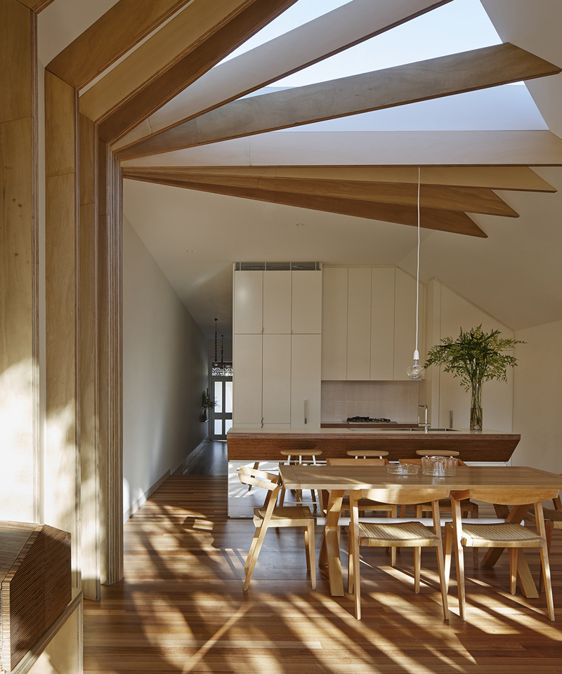 Interior en madera y blanco con panel de vidrio