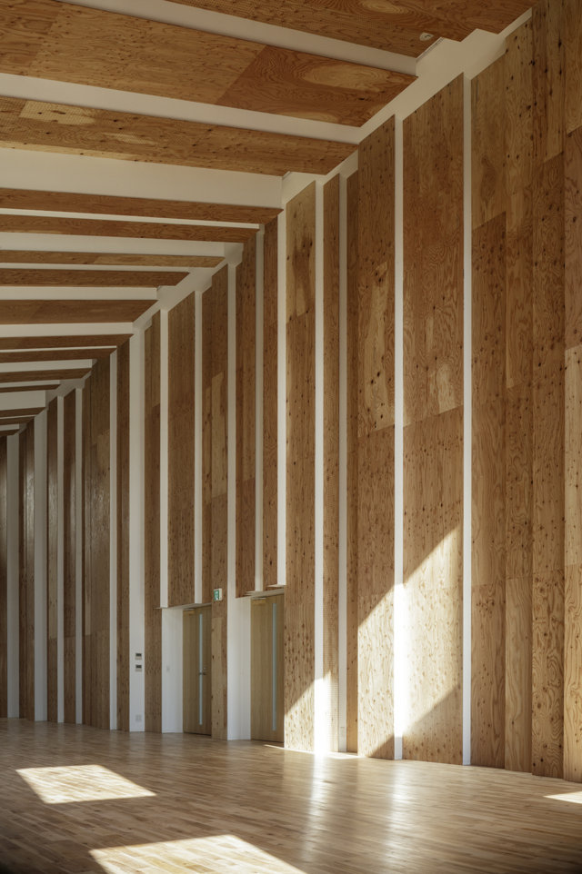 Ingresso in legno dalle forme geometriche