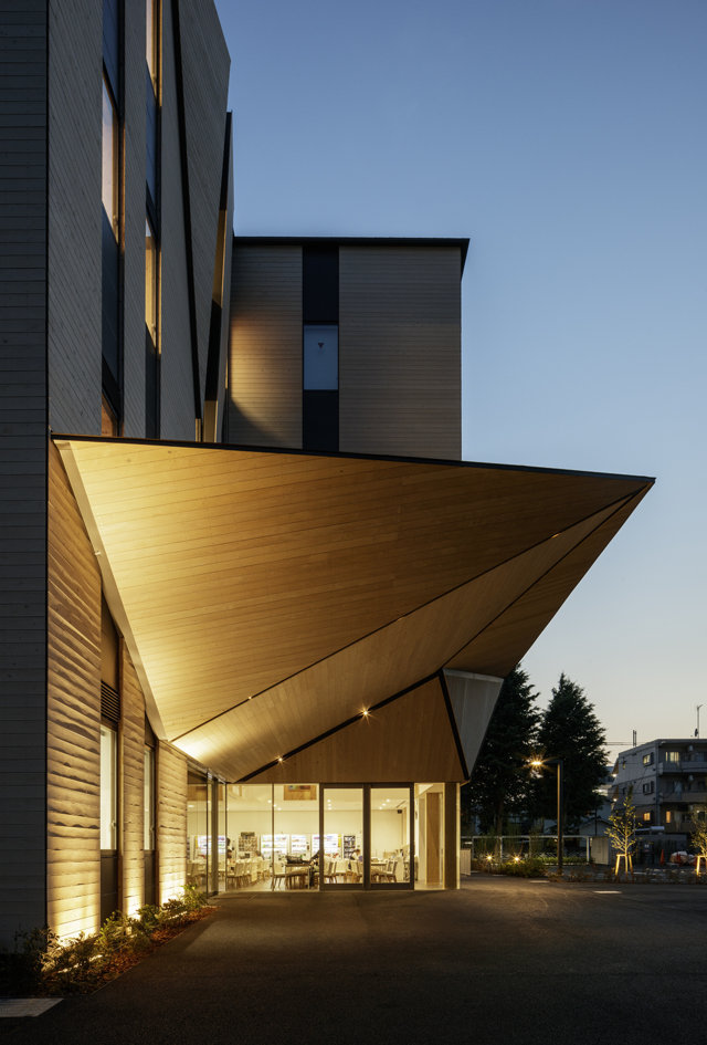 Ingresso in legno dalle forme geometriche