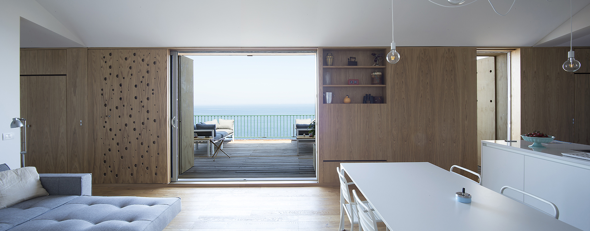 Salón con terraza con vistas al mar