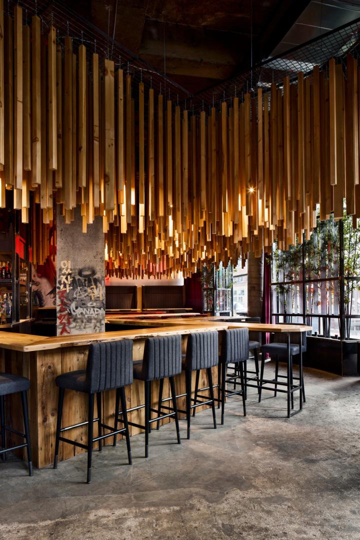 Barra de bar con piezas de madera suspendidas