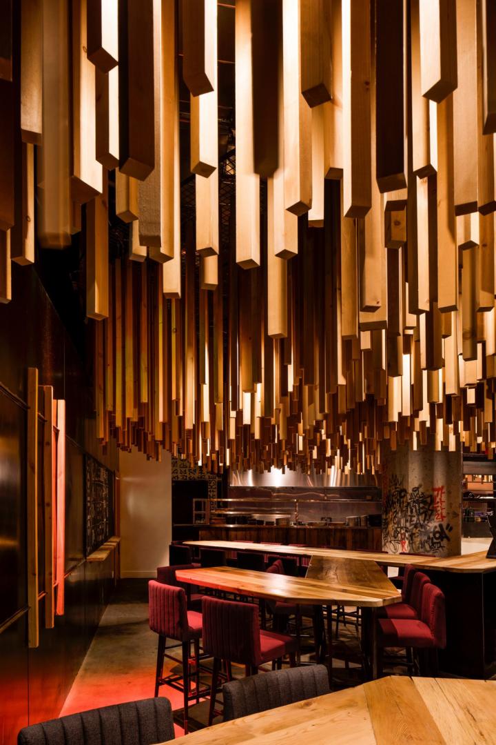 Barra de bar con piezas de madera suspendidas
