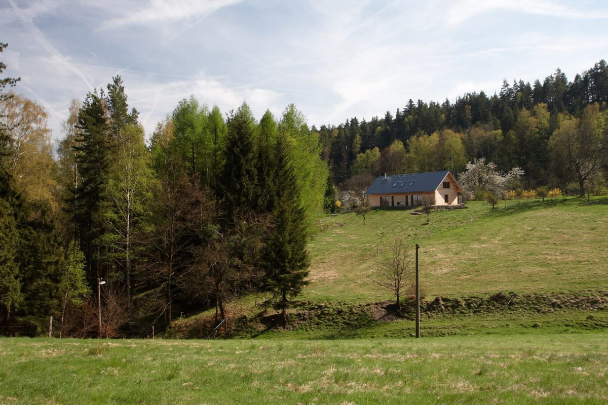 Paesaggio naturale con abitazione in legno