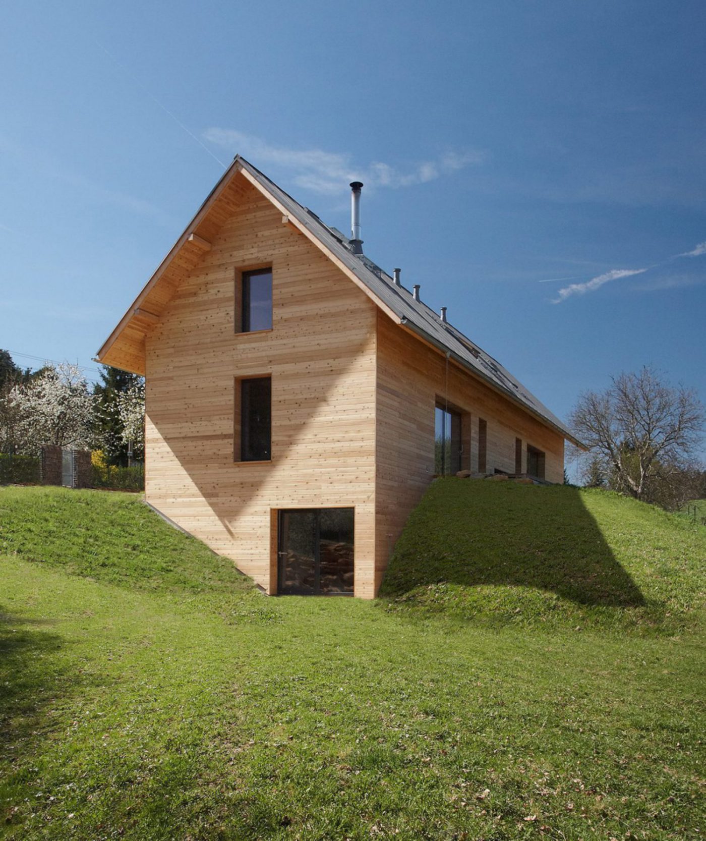 Paesaggio naturale con abitazione in legno