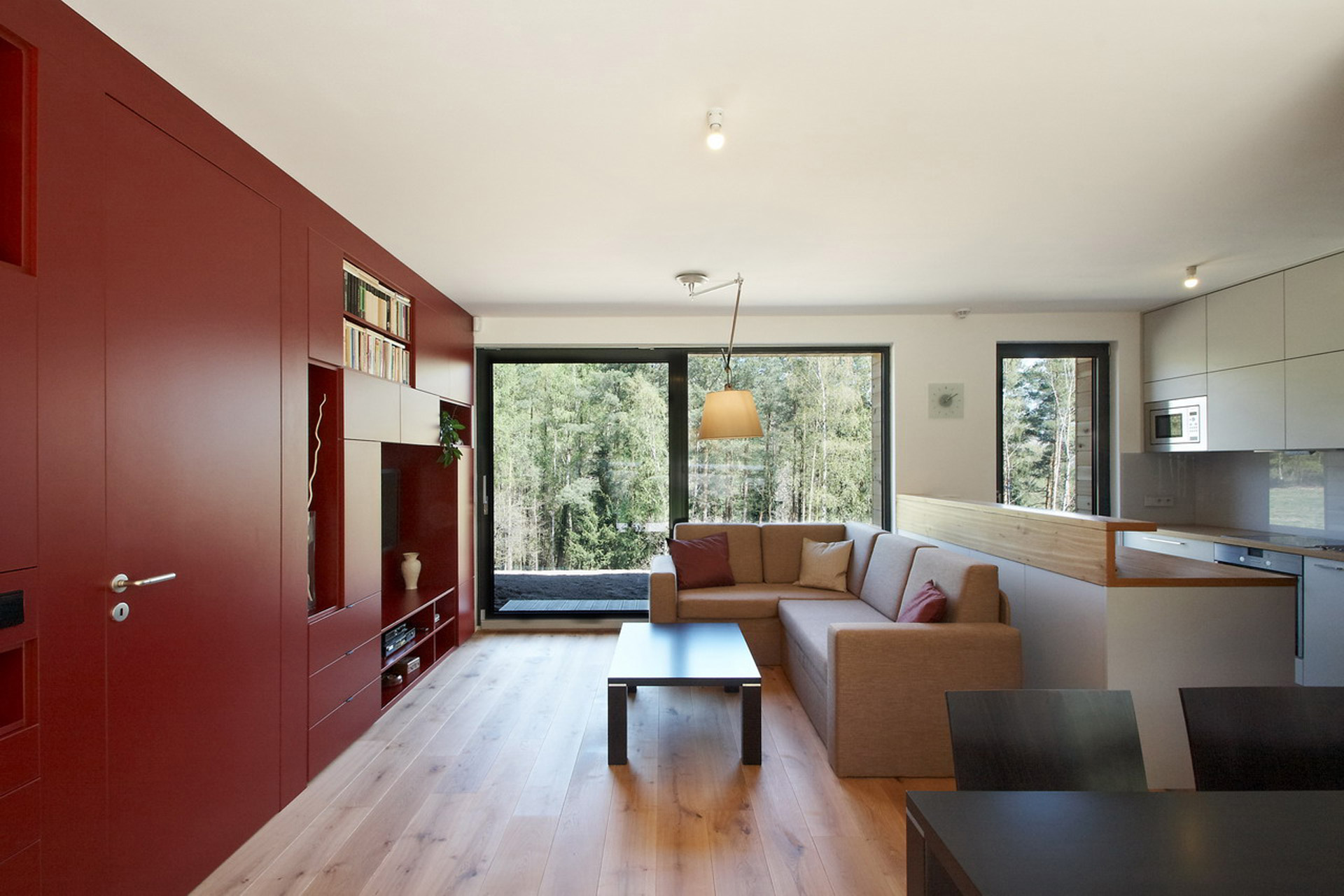 Paesaggio naturale con abitazione in legno