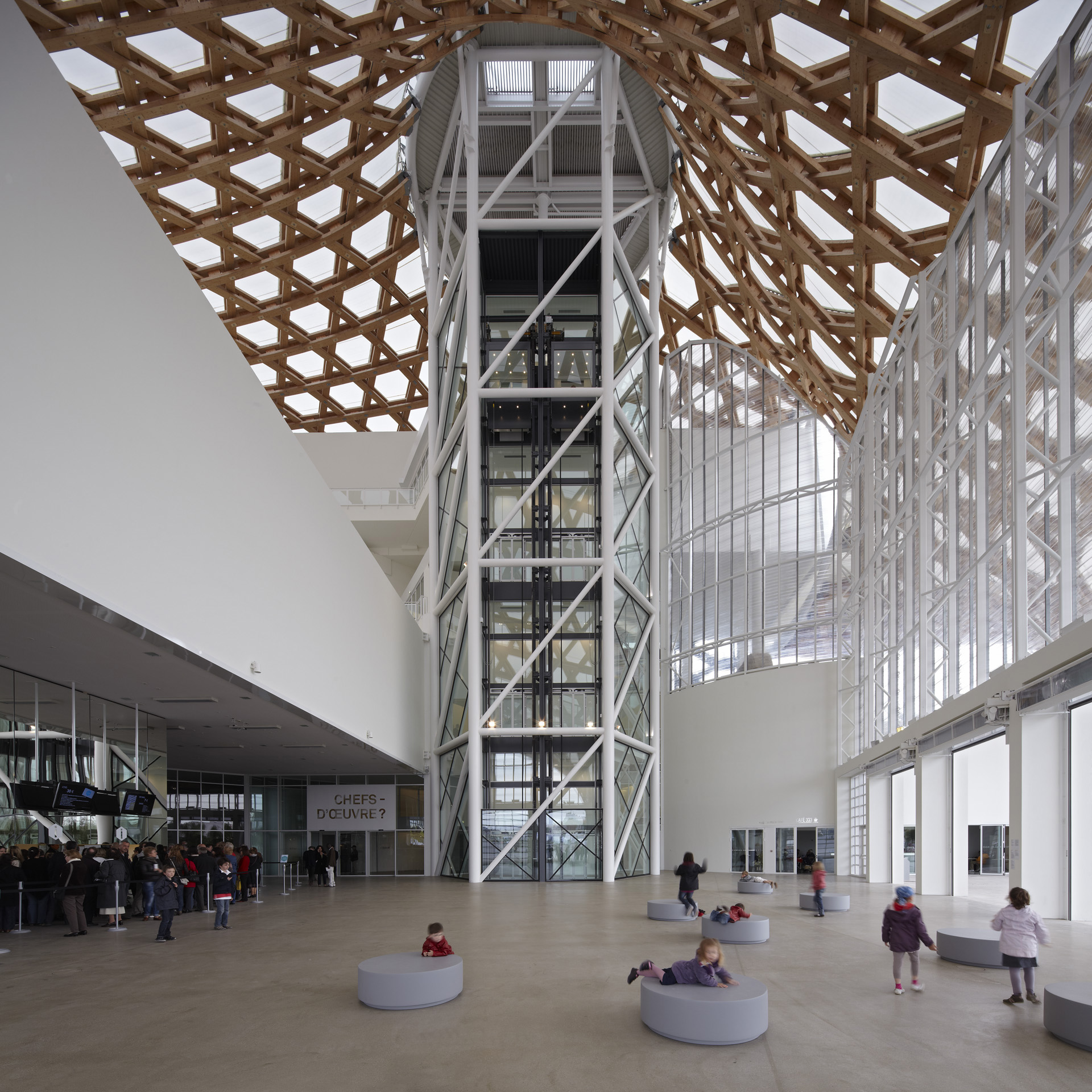 Centro esposizioni con copertura ondulata in legno