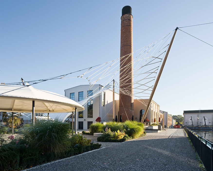 Contemporary forms in contrast with the existing one