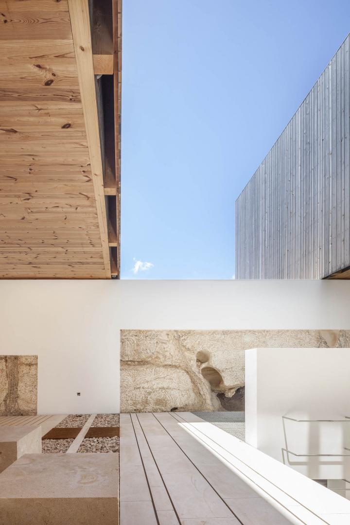 Bioclimatic systems for a wooden villa